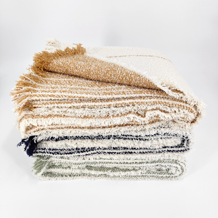 100%  Polyester Feather Yarn Warm Cozy Blanket Throw plaid